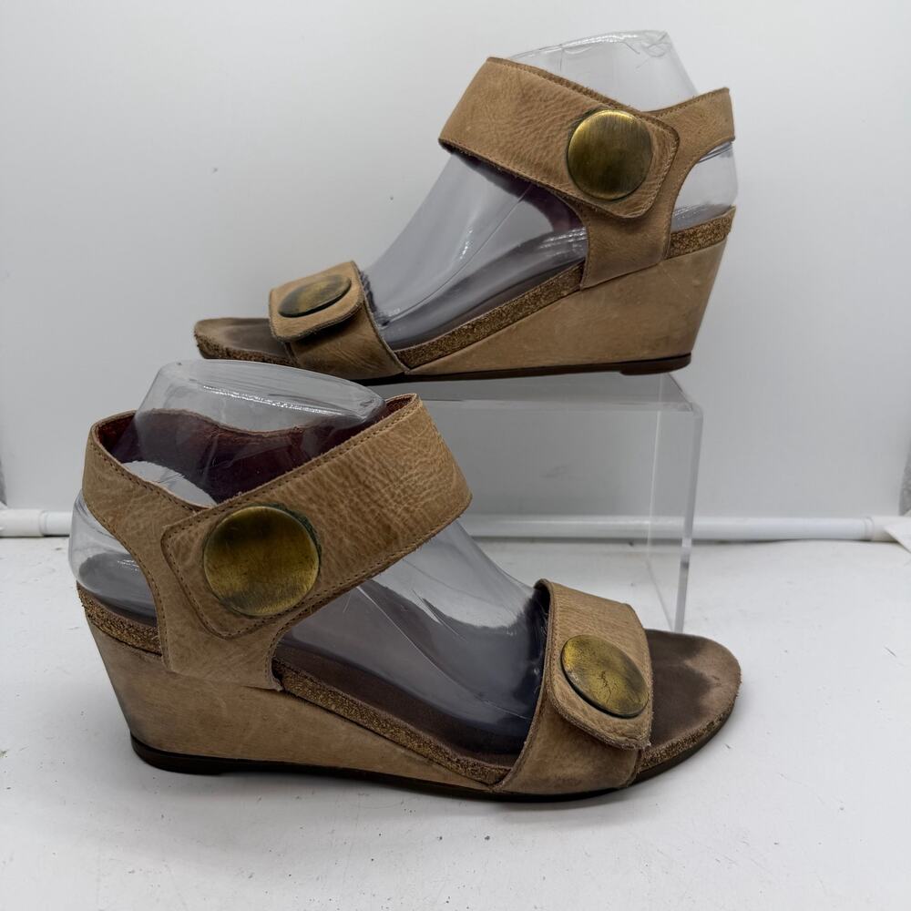 Taos Carousel 3 Sandals Womens 39 US 8-8.5 Tan Leather Brass Button Accent Wedge